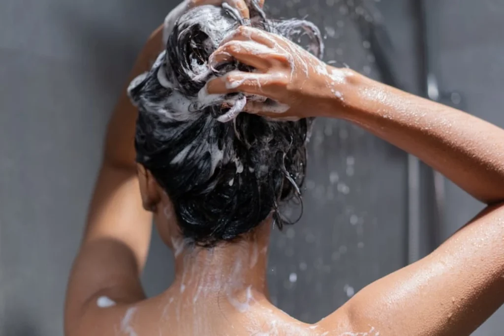 I parrucchieri concordano: "Lavare i capelli tutti i giorni è dannoso perché rimuove gli oli naturali"